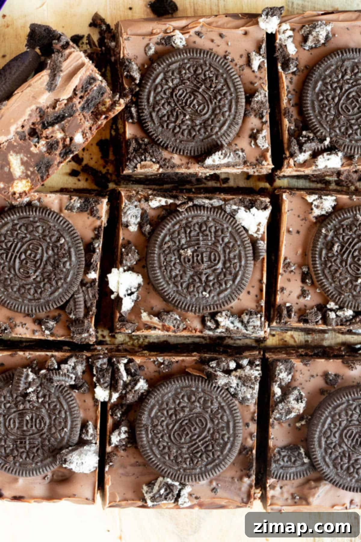 Όρεο Σοκολατένιες Μπάρες Ψυγείου 2 Μπάρες Oreo Tiffin σε ξύλινη επιφάνεια.