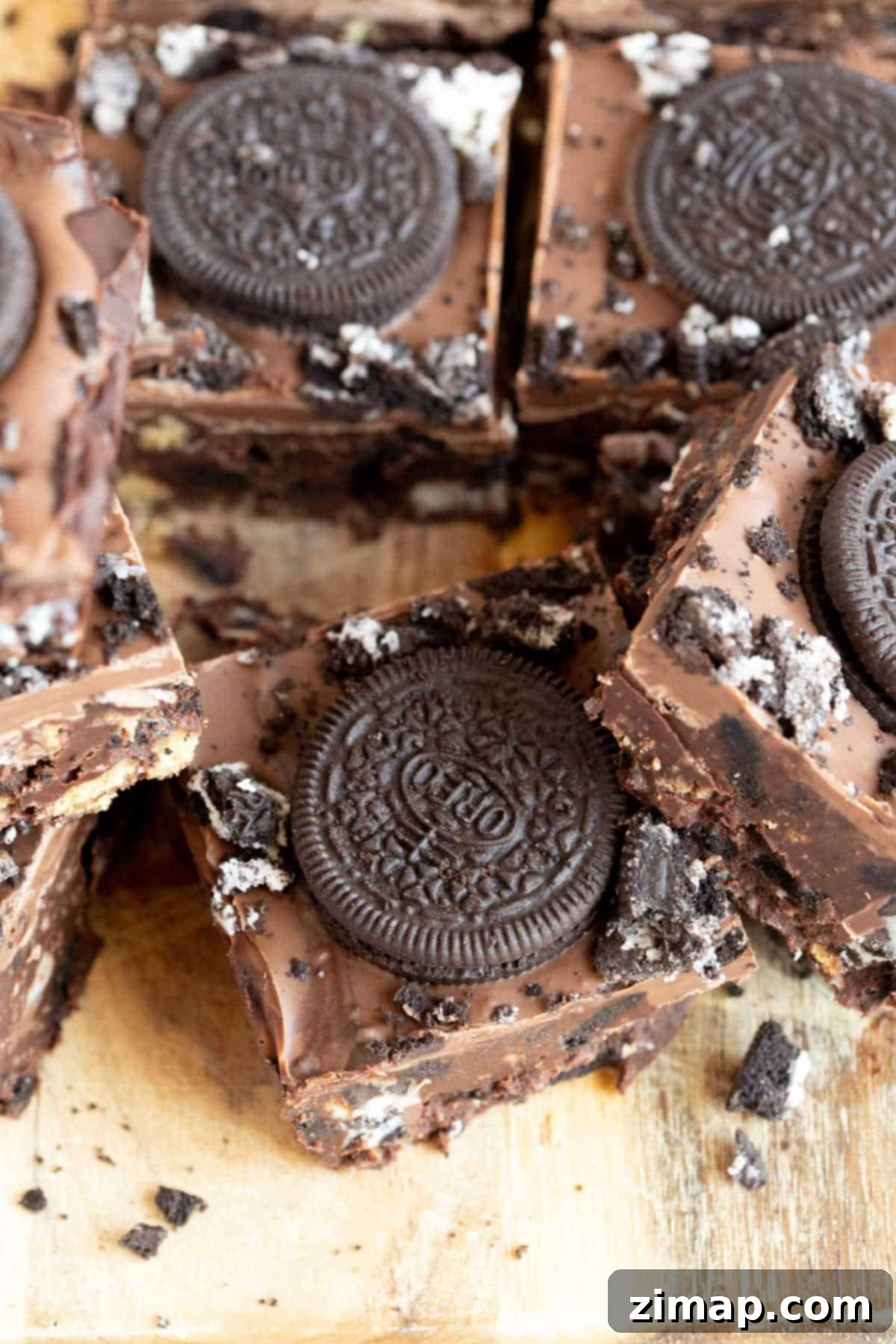 Όρεο Σοκολατένιες Μπάρες Ψυγείου 11 Μπάρες Oreo Tiffin σε ξύλινη επιφάνεια.