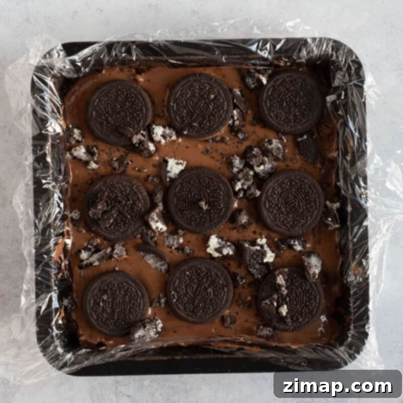 Όρεο Σοκολατένιες Μπάρες Ψυγείου 8 Oreo Tiffin σε τετράγωνο ταψί.