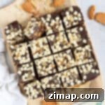 Συνταγή για μπισκοτογλυκό μαύρης σοκολάτας με τζίντζερ 12 Μπάρες τίφιν μαύρης σοκολάτας σε ξύλινο δίσκο.