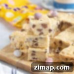 Σόρτμπρεντ με μίνι σοκολατένια αυγά στη Φριτέζα Αέρος 12 Μια στοίβα από τετράγωνα shortbread με μίνι αυγά.