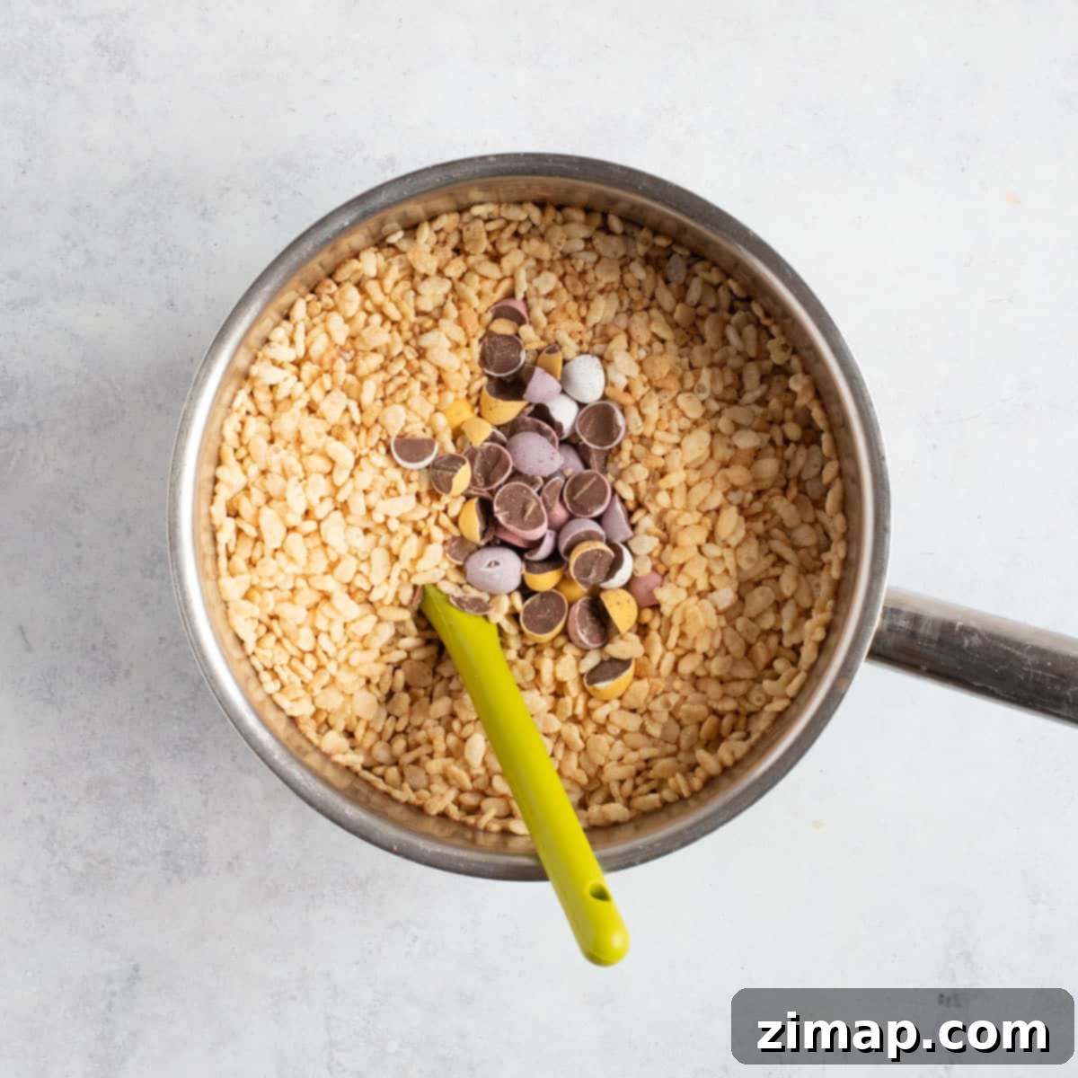 Μπισκοτογλυκό Mars με αυγάκια 5 Rice Krispies και Mini Eggs σε τηγάνι.