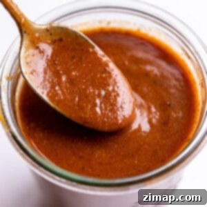 Σπιτική Σάλτσα Εντσιλάδας 6 Ένα κουτάλι βγάζει σάλτσα εντσιλάδας από ένα γυάλινο βάζο.