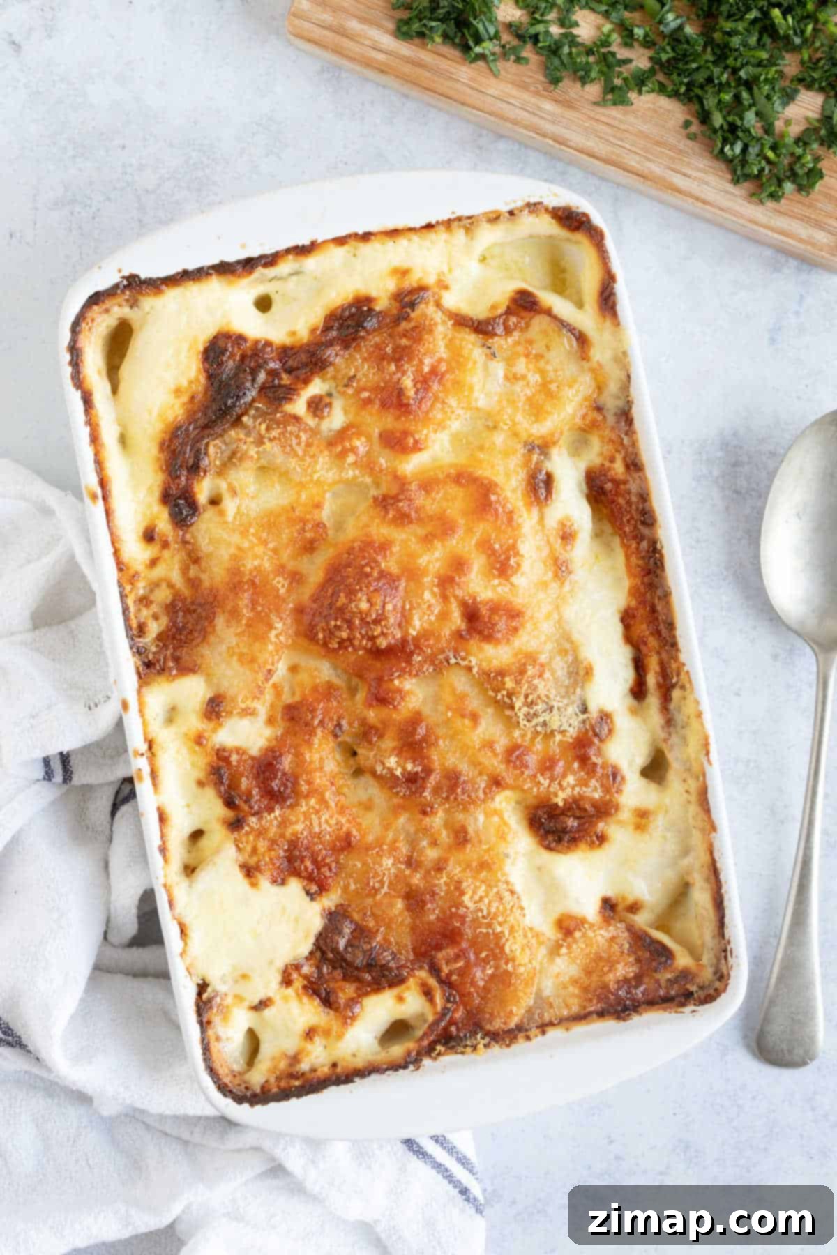 Εύκολες Πατάτες Ντοφινουά 2 Dauphinoise potatoes in white dish