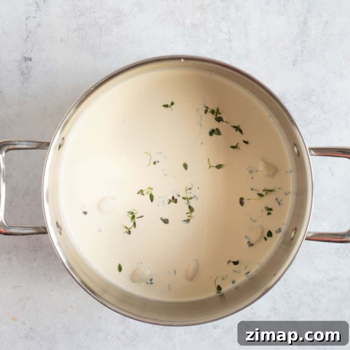 Εύκολες Πατάτες Ντοφινουά 4 Milk and cream in a pan.