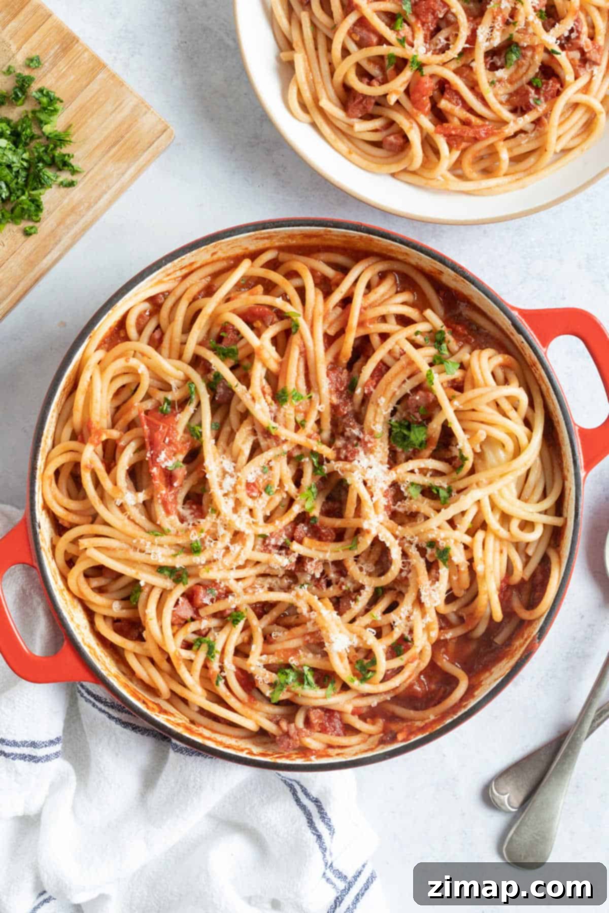 Εύκολο Μπουκατίνι αλ'Αματριτσιάνα 11 Pasta in a pan.
