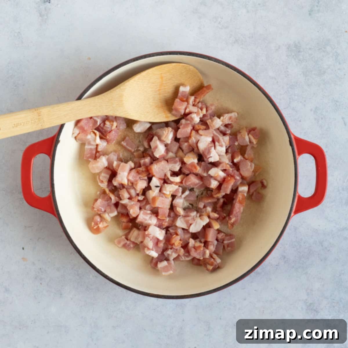 Εύκολο Μπουκατίνι αλ'Αματριτσιάνα 4 Bacon lardons frying in oil.