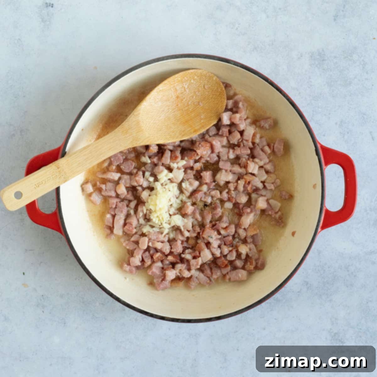Εύκολο Μπουκατίνι αλ'Αματριτσιάνα 5 bacon and garlic in pan.