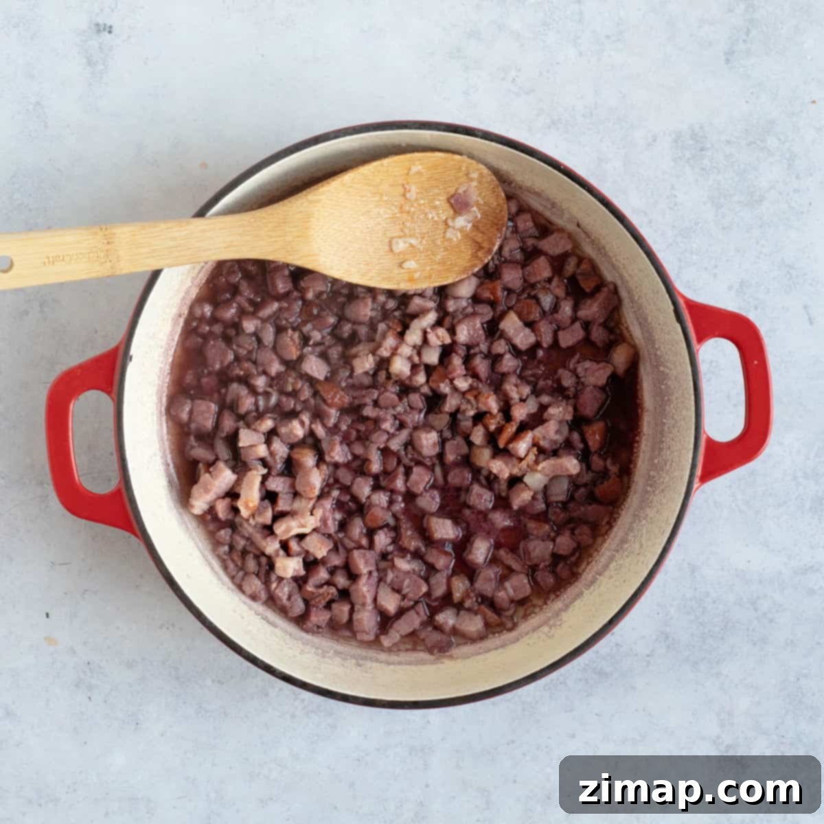 Εύκολο Μπουκατίνι αλ'Αματριτσιάνα 6 Red wine added to bacon and garlic in pan.