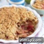 Κραμπλ Μήλου και Σμέουρου 9 Crumble μήλο και βατόμουρο, έτοιμο για σερβίρισμα.