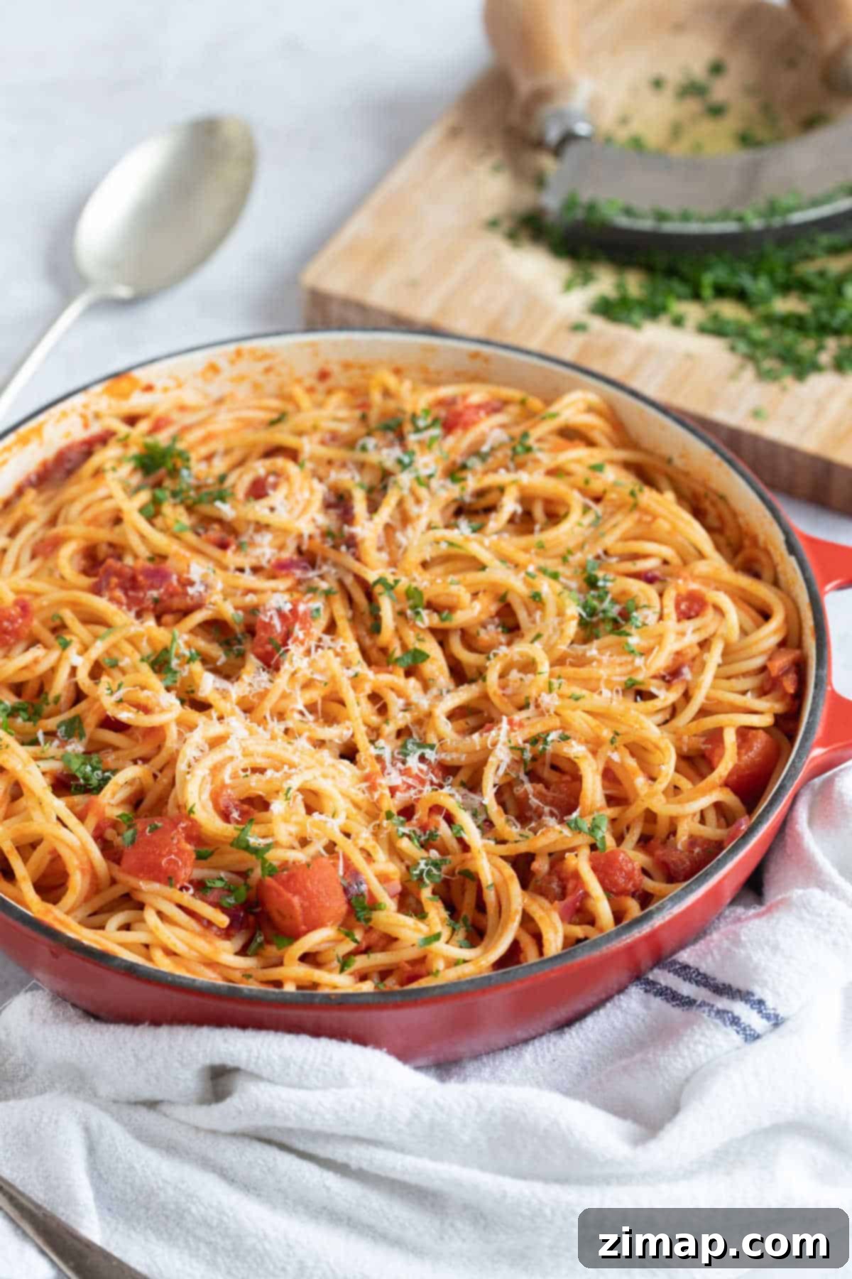 Πικάντικα Ζυμαρικά με Ντούγια 2 Nduja spaghetti σε κόκκινο τηγάνι.