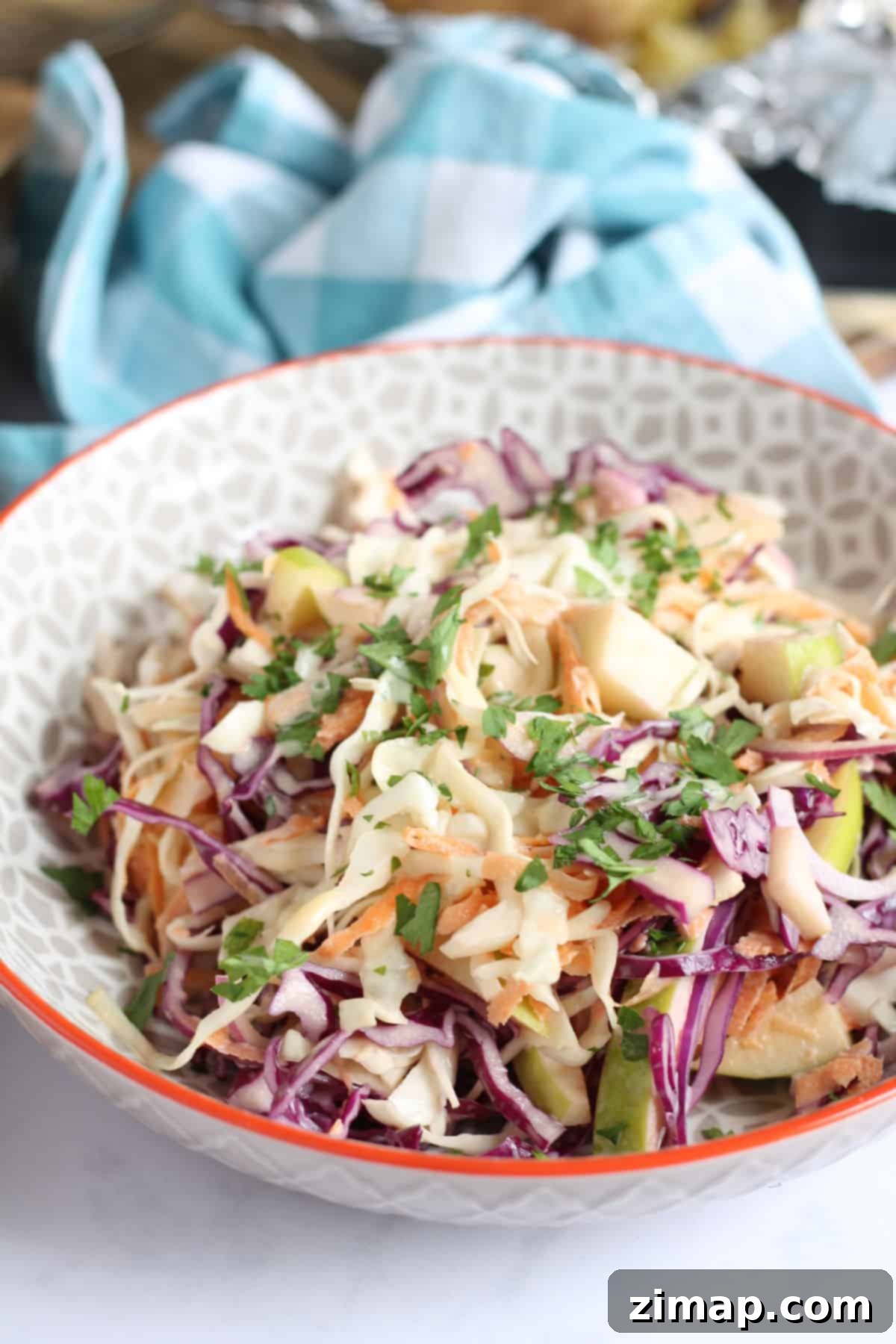 Εύκολη Λαχανοσαλάτα με Μήλο 2 Coleslaw μήλου σε μπολ.