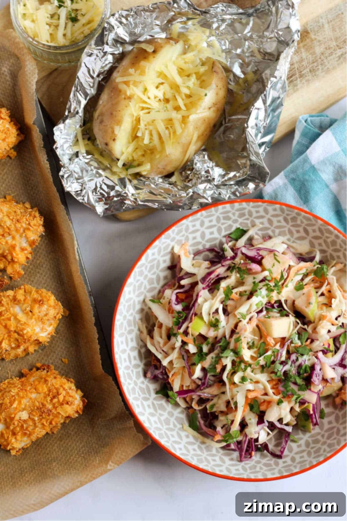 Εύκολη Λαχανοσαλάτα με Μήλο 3 Coleslaw μήλου σε μπολ με ψητή πατάτα και κοτομπουκιές cornflake