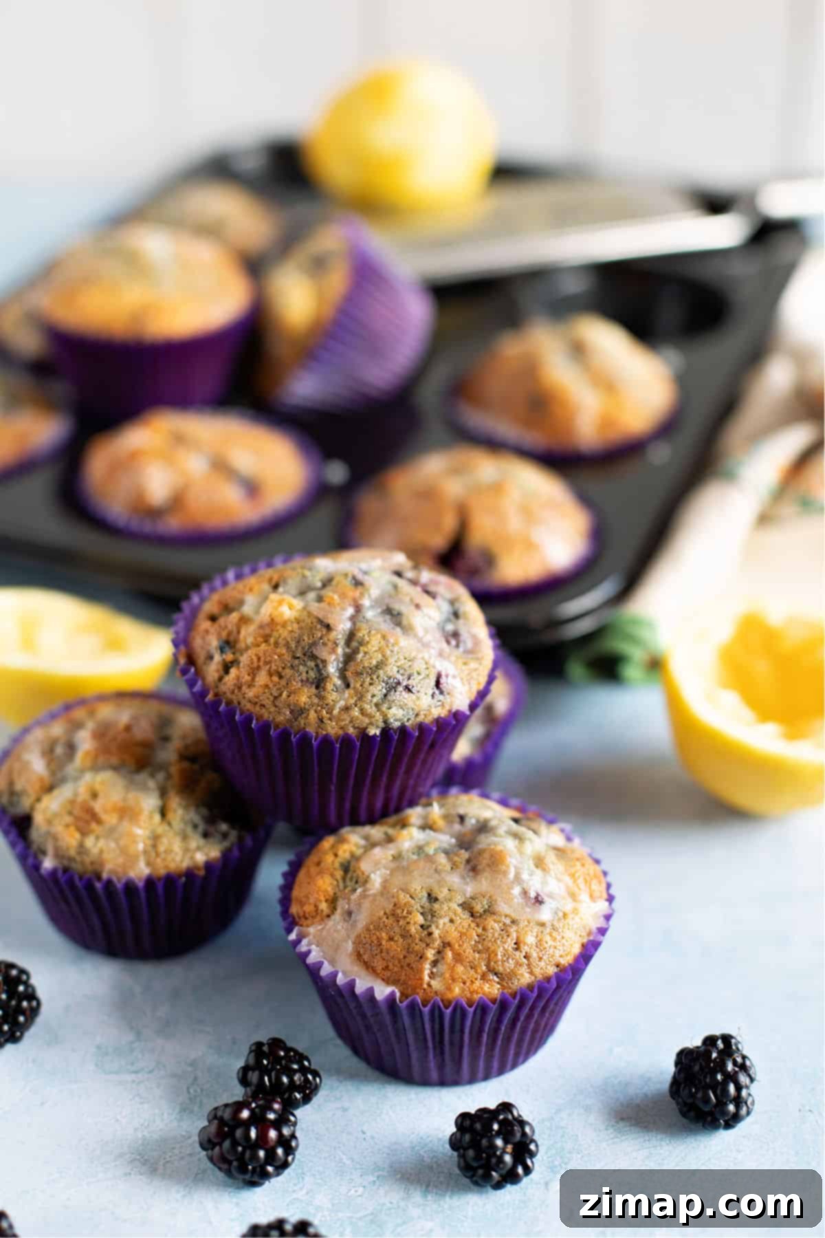 Εύκολα Μάφινς με Βατόμουρο και Λεμόνι 5 Muffins μόλις βγήκαν από το φούρνο