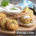 Εύκολα Κολοκυθομπιφτέκια με Φέτα 5 Μπιφτέκια κολοκυθιού και φέτας με γιαούρτι σερβιρισμένα σε ψωμάκια ολικής άλεσης
