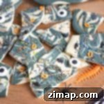 Τρομακτικά Εύκολη Σοκολατένια Κρούστα 5 Σοκολάτα φλούδα Χάλογουιν σπασμένη σε κομμάτια, έτοιμη για σερβίρισμα.
