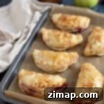 Εύκολα Γεμιστά Γλυκάκια Μήλου και Βατόμουρου 6 Μπουκίτσες μήλου και βατόμουρου σε ένα ταψί.