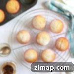 Εύκολα Μάφινς με Φρουτογέμιση 7 Μάφιν με γλυκό κιμά με κανέλα, τοποθετημένα σε σχάρα ψύξης, φωτογραφημένα από πάνω.