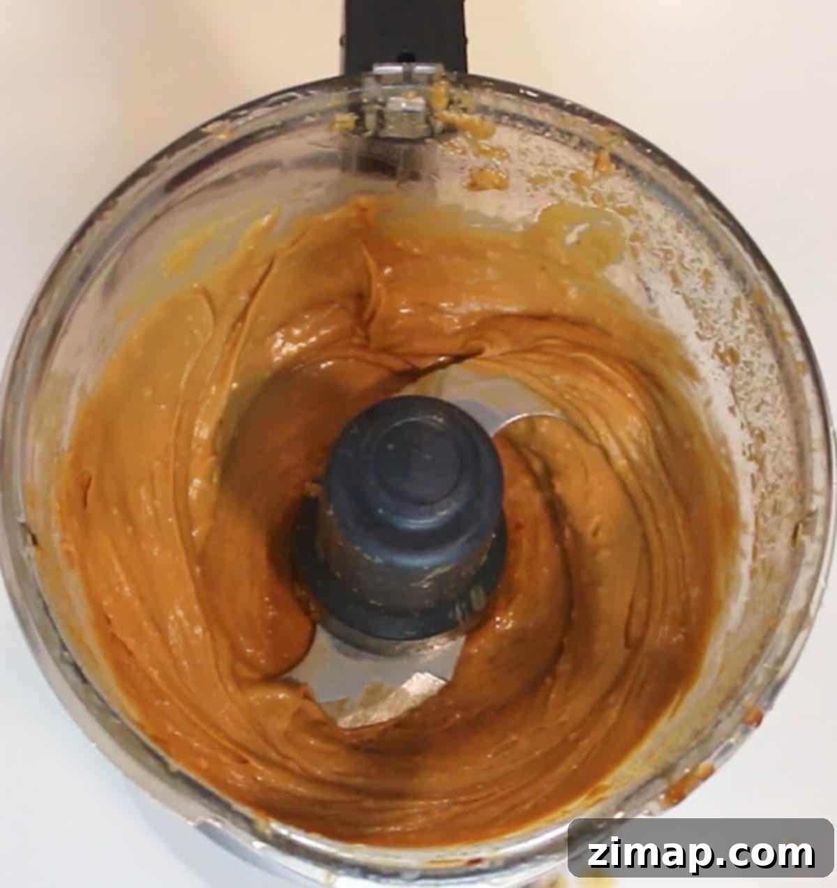 Εύκολη Σπιτική Σάλτσα Φυστικοβούτυρου 4 Ο food processor αναμειγνύει τα συστατικά για τη σάλτσα φυστικοβούτυρου.