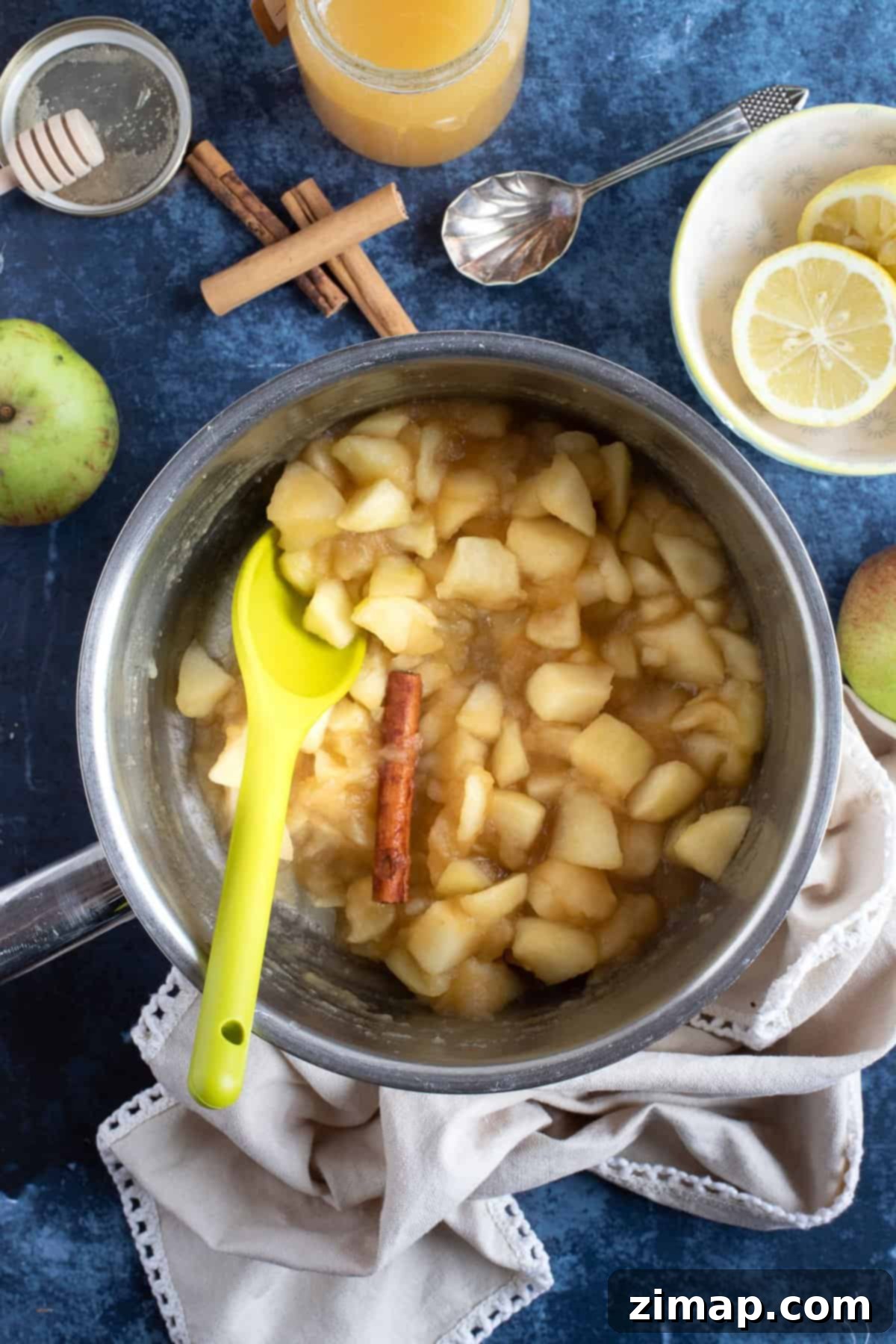 Εύκολη Κομπόστα Μήλου με Κανέλα 4 A pan of stewed apples.