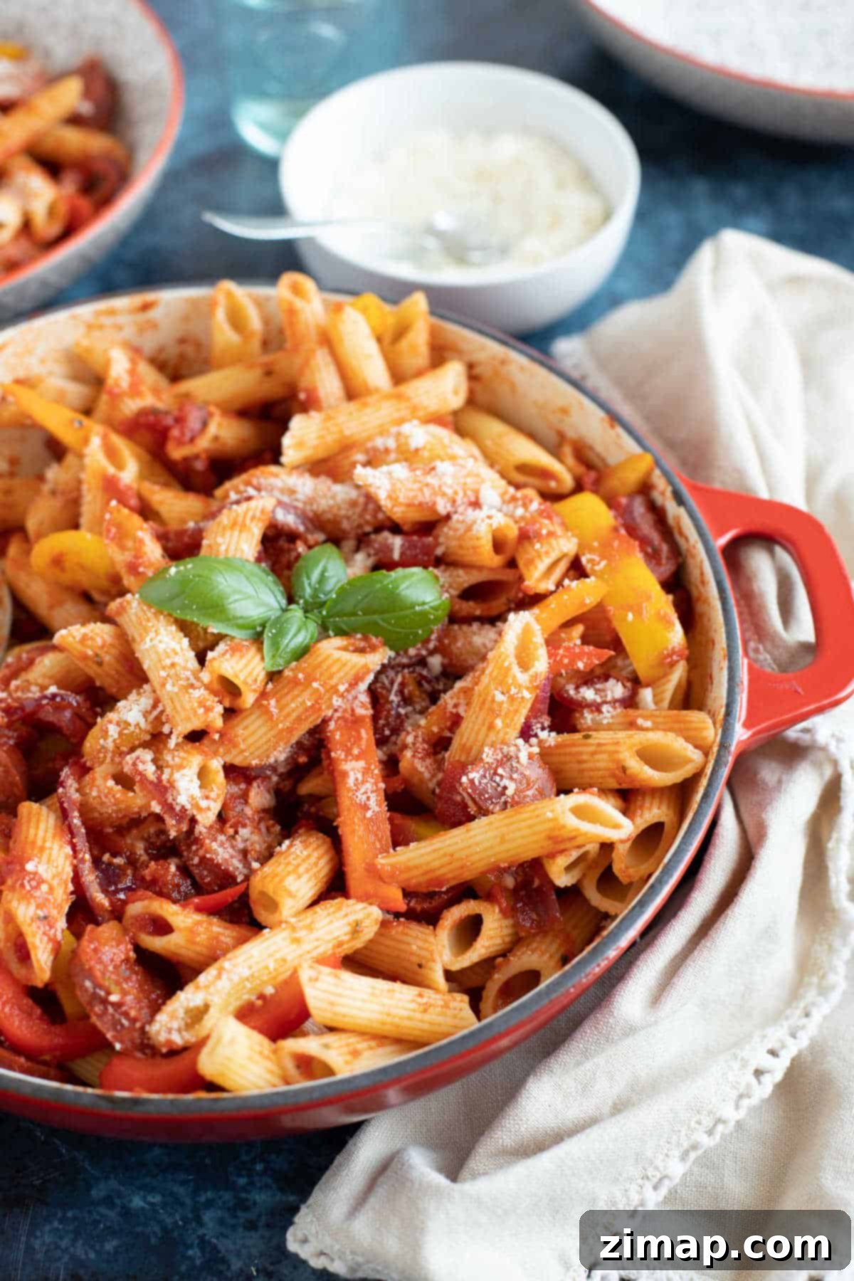 Μια κατσαρόλα γεμάτη μακαρόνια με chorizo και πιπεριές, έτοιμα για σερβίρισμα.