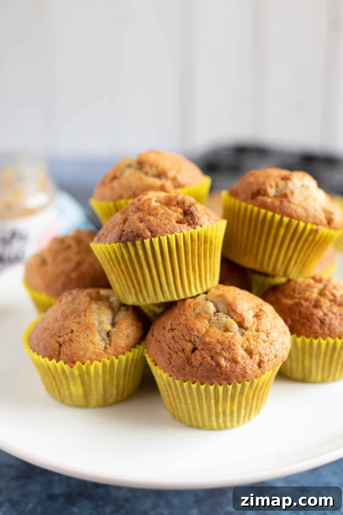 Muffins με φυστικοβούτυρο και μπανάνα σε βάση για κέικ.