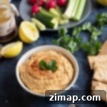 Εύκολος Μαροκινός Χούμους 5 Σπιτικό μαροκινό χούμους σε ένα μπολ, με φρέσκα βότανα και πάπρικα.