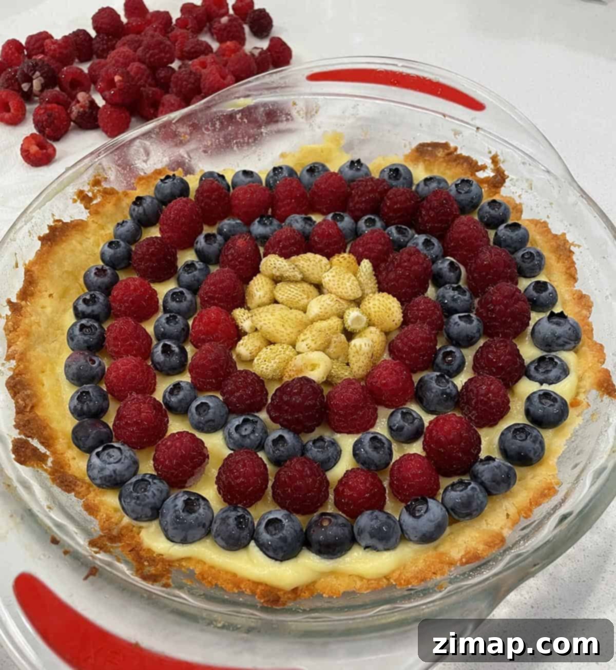 Καλλιέργεια σμέουρων 6 Επιδόρπιο τάρτας με φρέσκα σμέουρα, μπλε φράουλες και φράουλες.