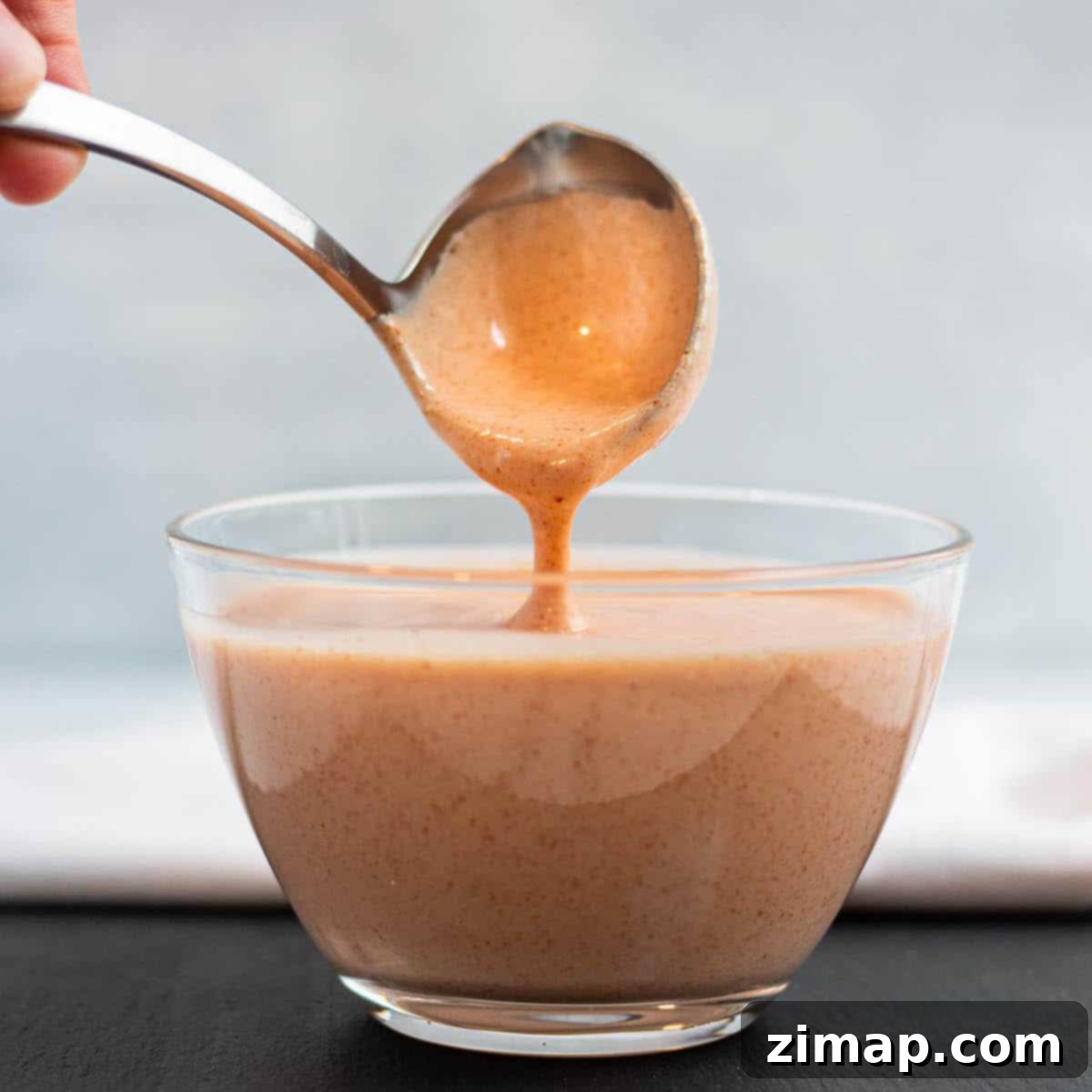 Σάλτσα Μιαμ Μιαμ 9 Ένα γυάλινο μπολ με σάλτσα Yum Yum Hibachi και μια κουτάλα.