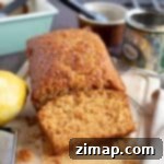 Εύκολο Κέικ με Χρυσό Σιρόπι 7 Κέικ με χρυσό σιρόπι κομμένο σε φέτες.