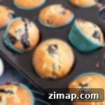 Μάφινς με Μύρτιλα και Λευκή Σοκολάτα 5 Μάφιν μύρτιλο και λευκής σοκολάτας σε ταψί για μάφιν.