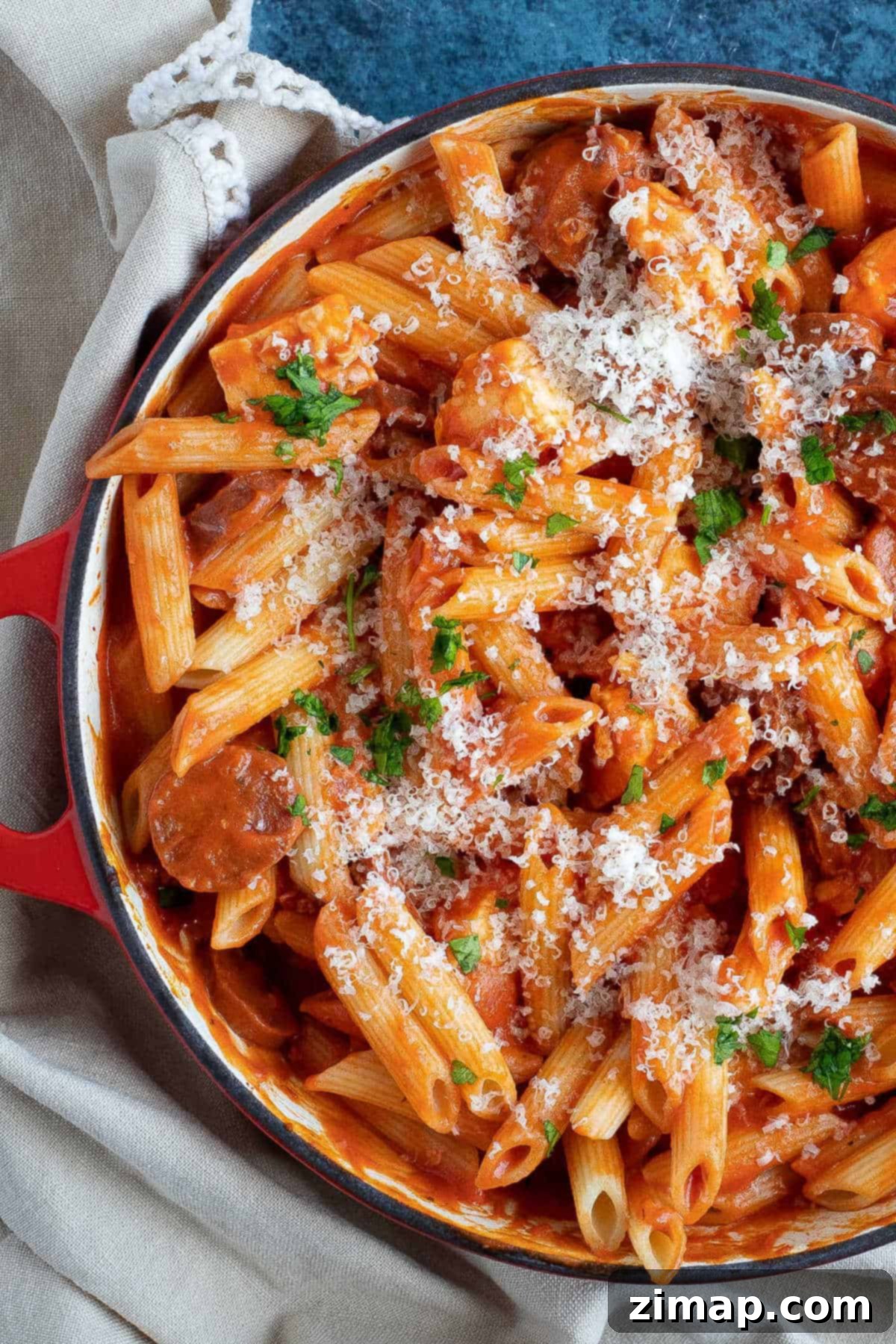 Εύκολα Ζυμαρικά με Χοριζό και Χαλούμι 2 halloumi chorizo pasta in a pan.