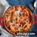 Εύκολα Ζυμαρικά με Χοριζό και Χαλούμι 5 halloumi pasta with smoky chorizo in a red dish.