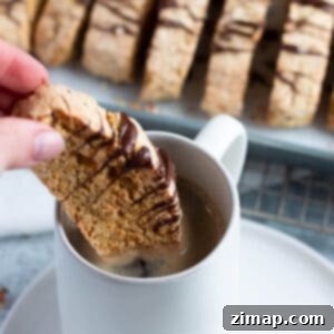 Προζυμένια Μπισκότα 10 Biscotti αμυγδάλου με προζύμι βουτηγμένο σε κούπα καφέ.