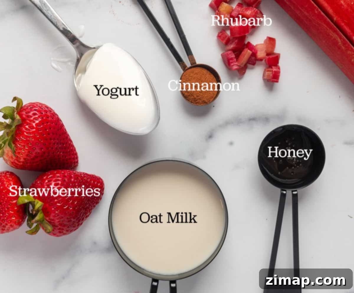 Σμούθι Φράουλας και Ραβέντι 3 Υλικά για smoothie: Ραβέντι, φράουλες, γιαούρτι, γάλα βρώμης, μέλι, κανέλα.