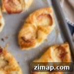 Συνταγή Σφολιάτας με Μπέικον και Τυρί τύπου Greggs 7 Τυρόπιτες με τυρί και μπέικον σε ταψί.