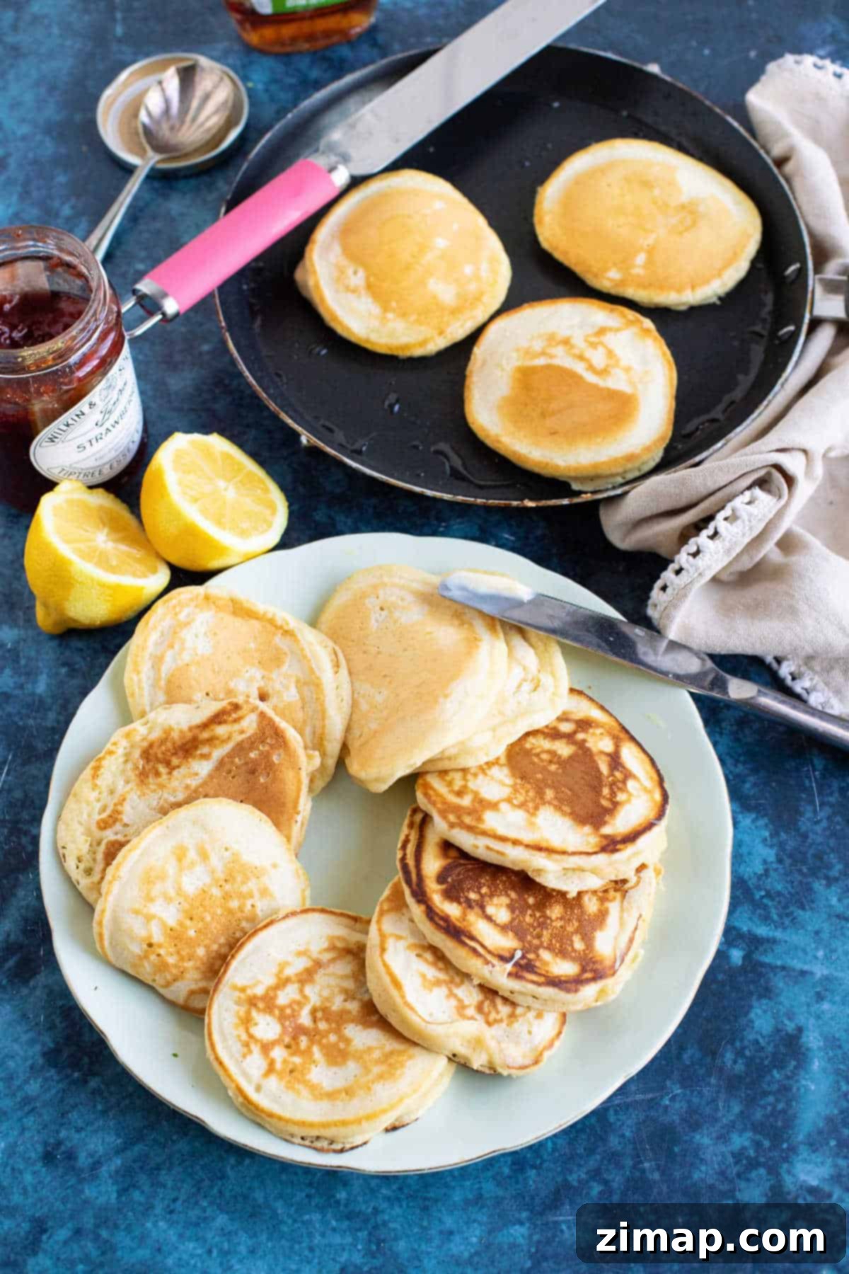 Αφράτες Σκωτσέζικες Τηγανίτες 5 Drop scones σερβιρισμένες σε πιάτο με βούτυρο και μαρμελάδα.