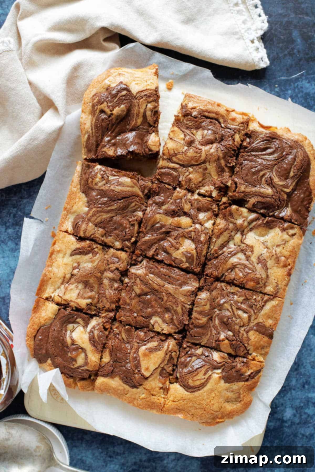 Πανεύκολα Blondies με Νουτέλα 2 Nutella blondies κομμένα σε τετράγωνα.