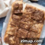 Πανεύκολα Blondies με Νουτέλα 7 Nutella blondies κομμένα σε τετράγωνα.