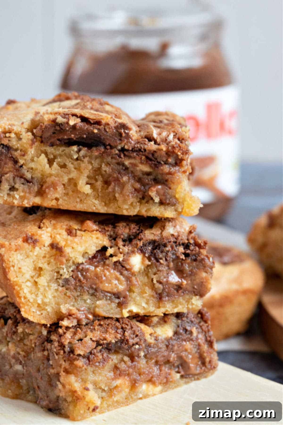 Πανεύκολα Blondies με Νουτέλα 6 3 Nutella blondies στοιβαγμένα το ένα πάνω στο άλλο.