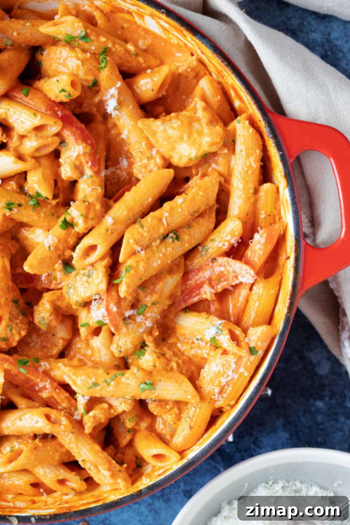 Εύκολα Κατζούν Ζυμαρικά Κοτόπουλου 2 Cajun chicken pasta is a red pan.