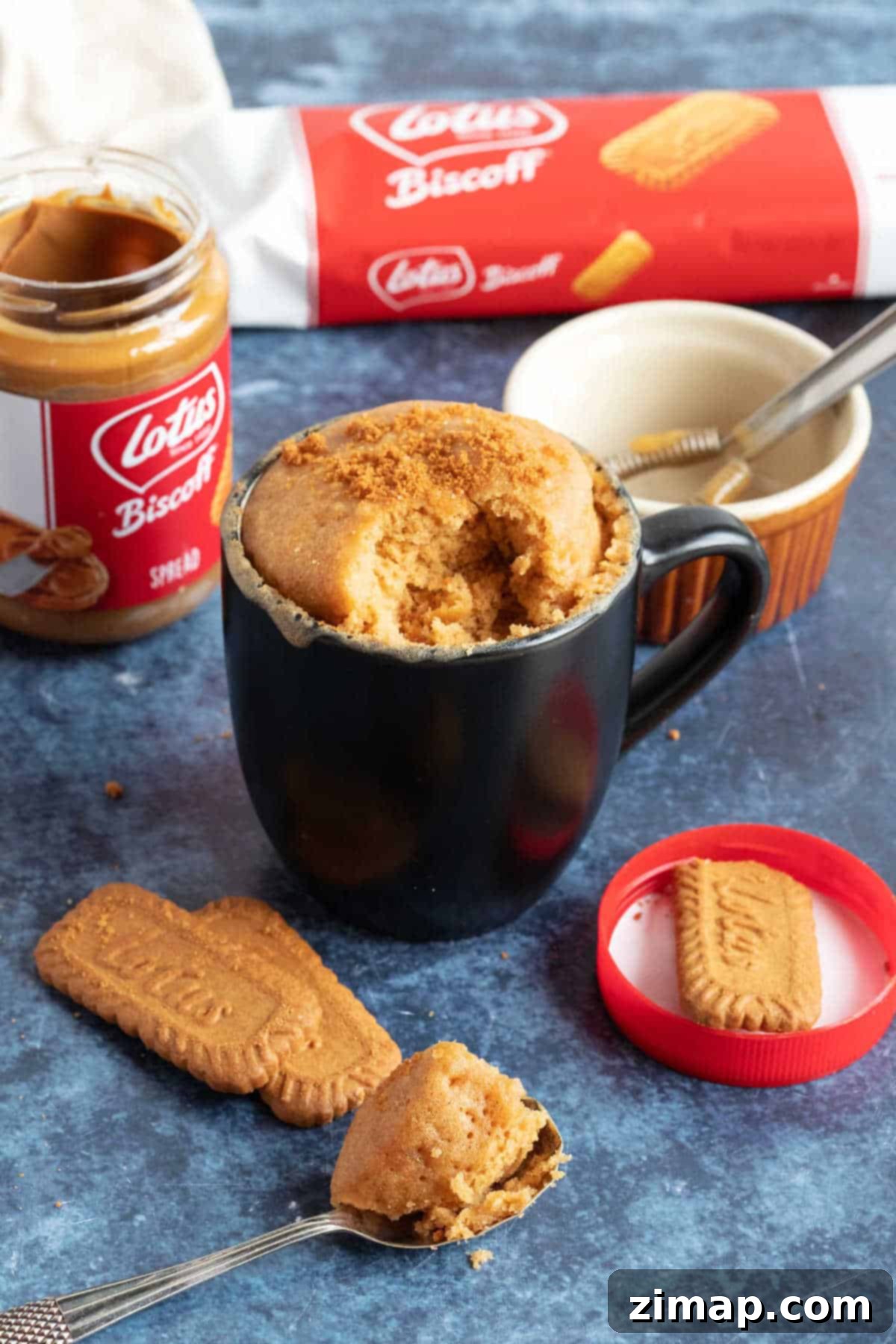 Το Απόλυτο Biscoff Κέικ Κούπας 2 Biscoff mug cake σε μαύρη κούπα.