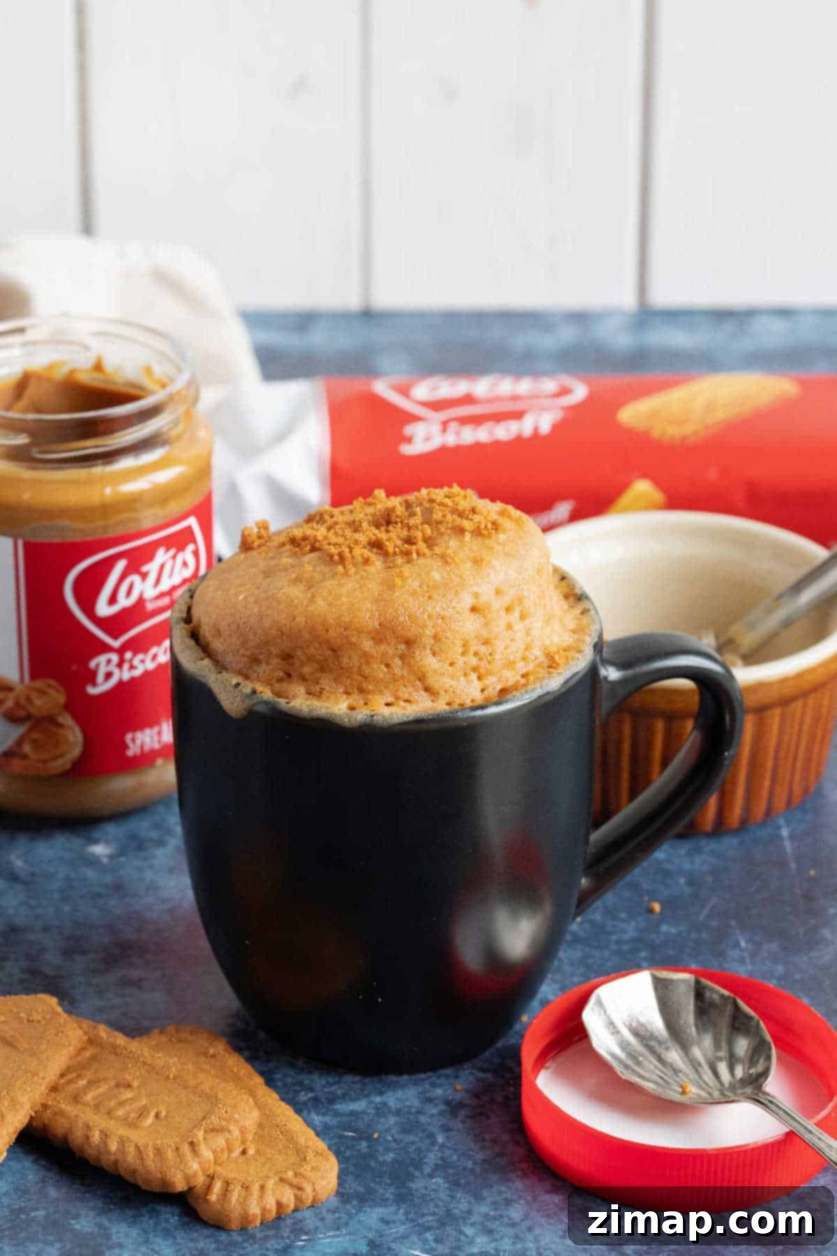 Το Απόλυτο Biscoff Κέικ Κούπας 5 Mug cake με βαζάκι Biscoff άλειμμα.
