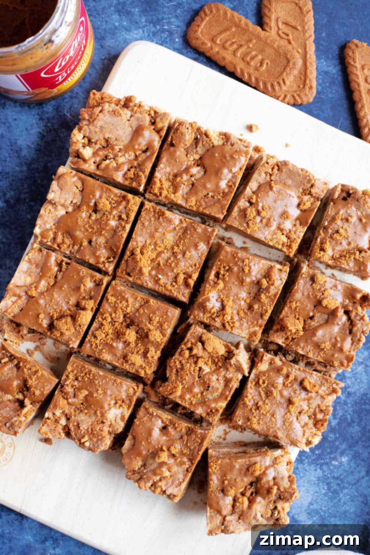 Εύκολο Τίφιν Μπισκόφ 2 Τετράγωνα Biscoff tiffin χωρίς ψήσιμο σε μια επιφάνεια.