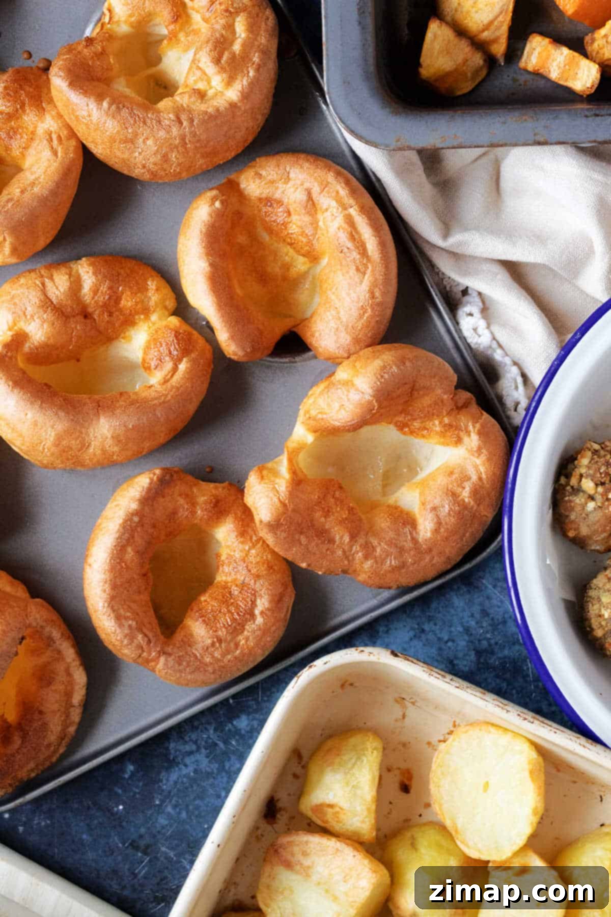 Εύκολη Συνταγή για Πουτίγκες Γιόρκσαϊρ 5 Yorkshire puddings, μπάλες γέμισης και πατάτες.