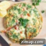 Εύκολη Φριτάτα στη Φριτέζα Αέρος 7 Φριτάτα πρωινού σε φριτέζα αέρος σε ξύλινη σανίδα.