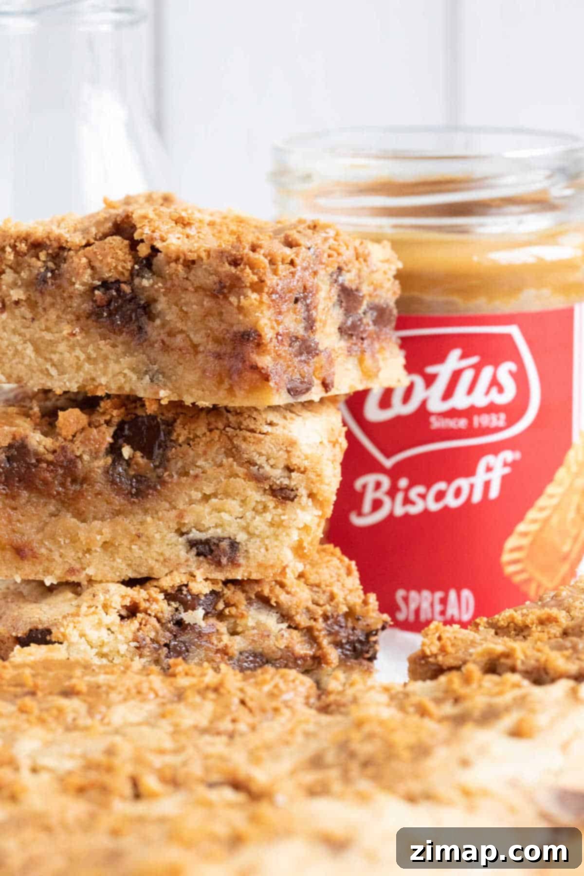 Πανεύκολα Μπλόντις Μπισκόφ 2 Μια στοίβα από Biscoff blondies, έτοιμα για απόλαυση.