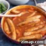 Εύκολα λουκάνικα φούρνου για παιδιά 7 Εύκολη κατσαρόλα λουκάνικων σε κόκκινο σκεύος.