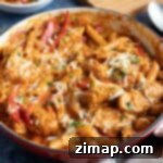 Ζυμαρικά με Κοτόπουλο Μπάρμπεκιου 9 Μια κατσαρόλα με κρεμώδη πάστα κοτόπουλου BBQ.