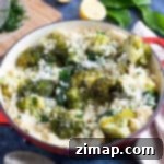Ριζότο Φούρνου με Μπρόκολο και Αγριοσκόρδο 7 Ριζότο με μπρόκολο και άγριο σκόρδο με φρέσκα φύλλα άγριου σκόρδου στο παρασκήνιο.
